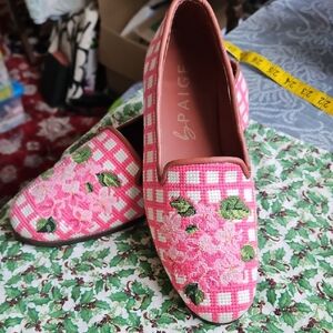 Love the pink tapestry shoes, Great floral detail